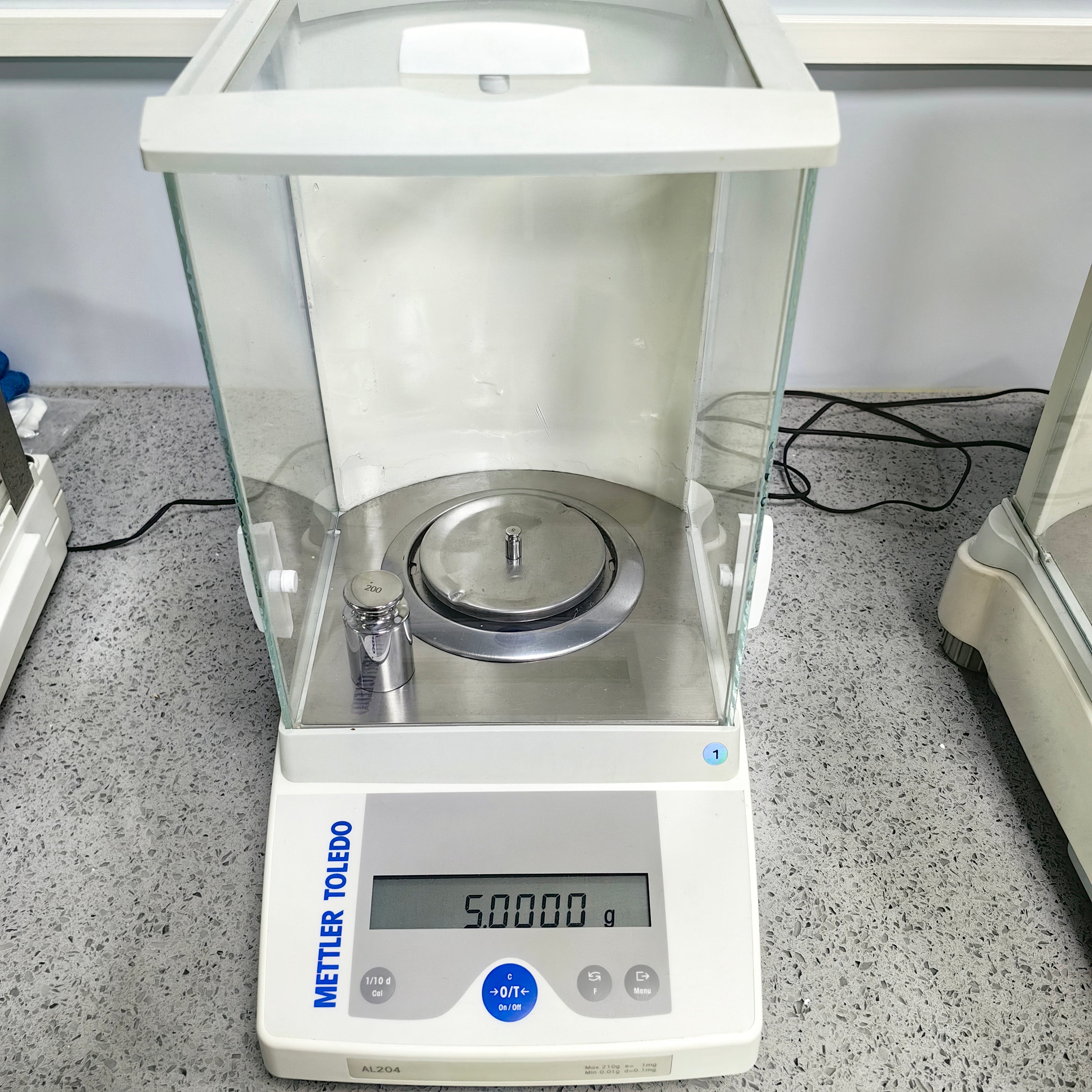 Mettler Toledo Balance calibrators using E2 class weight box /Balance calibration