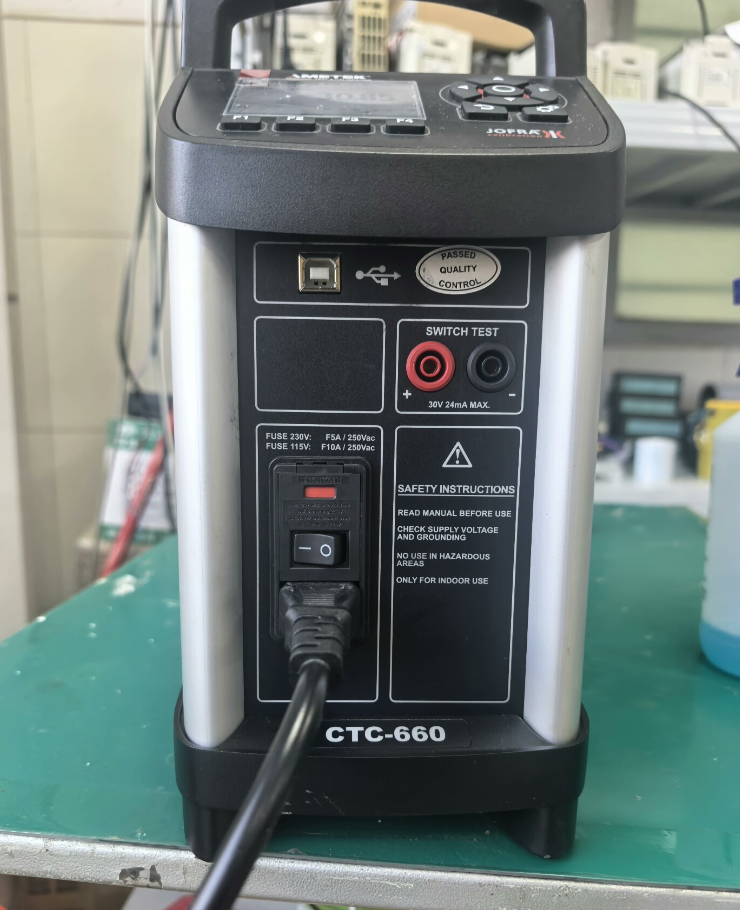Used Ametek Jofra CTC660 Dry Block Calibrator/Compact Temperature Calibrator/from 28° to 660°C